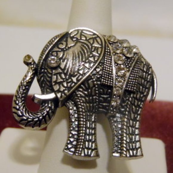 Grey Crystal Elephant Statement Stretch Ring Size 9-12 - Picture 4 of 6